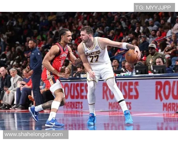 足球明星亲临篮球赛场为比赛增添精彩瞬间 足球明星亲临篮球赛场为比赛增添精彩瞬间