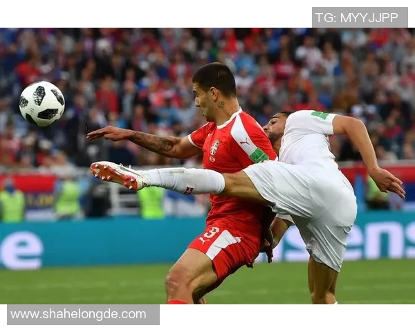 足球明星手拿大刀勇闯绿茵场展现不一样的竞技风采与激情 足球明星手拿大刀勇闯绿茵场展现不一样的竞技风采与激情