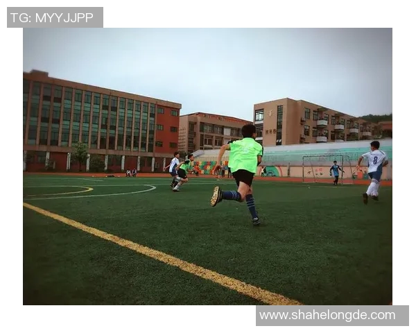 足球明星背影照片展现独特魅力与霸气气场的完美瞬间 足球明星背影照片展现独特魅力与霸气气场的完美瞬间