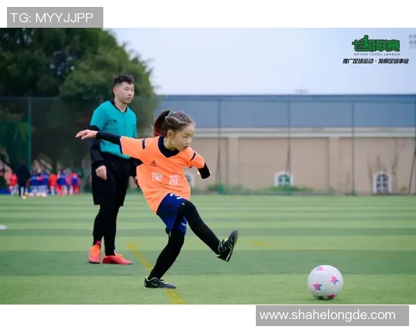 阳光下的足球明星女孩展现青春活力与梦想追逐的精彩瞬间